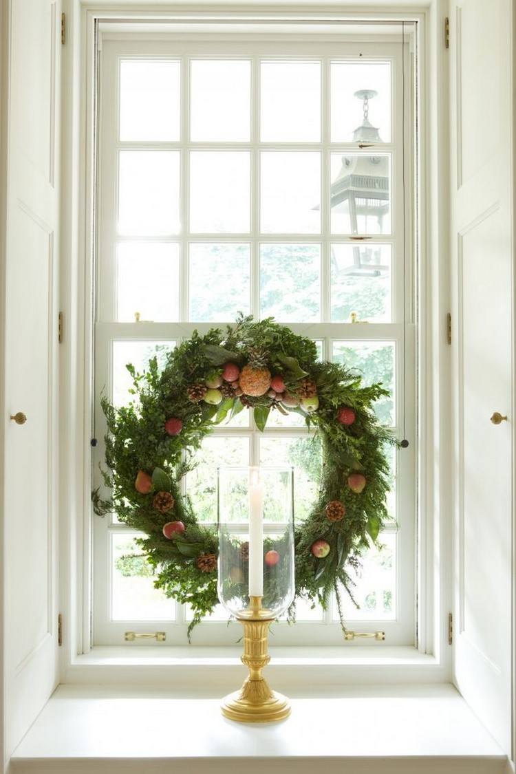 jul-dekoration-fönster-jul-krans-vintergröna-frukter-mini-äpplen-lykta
