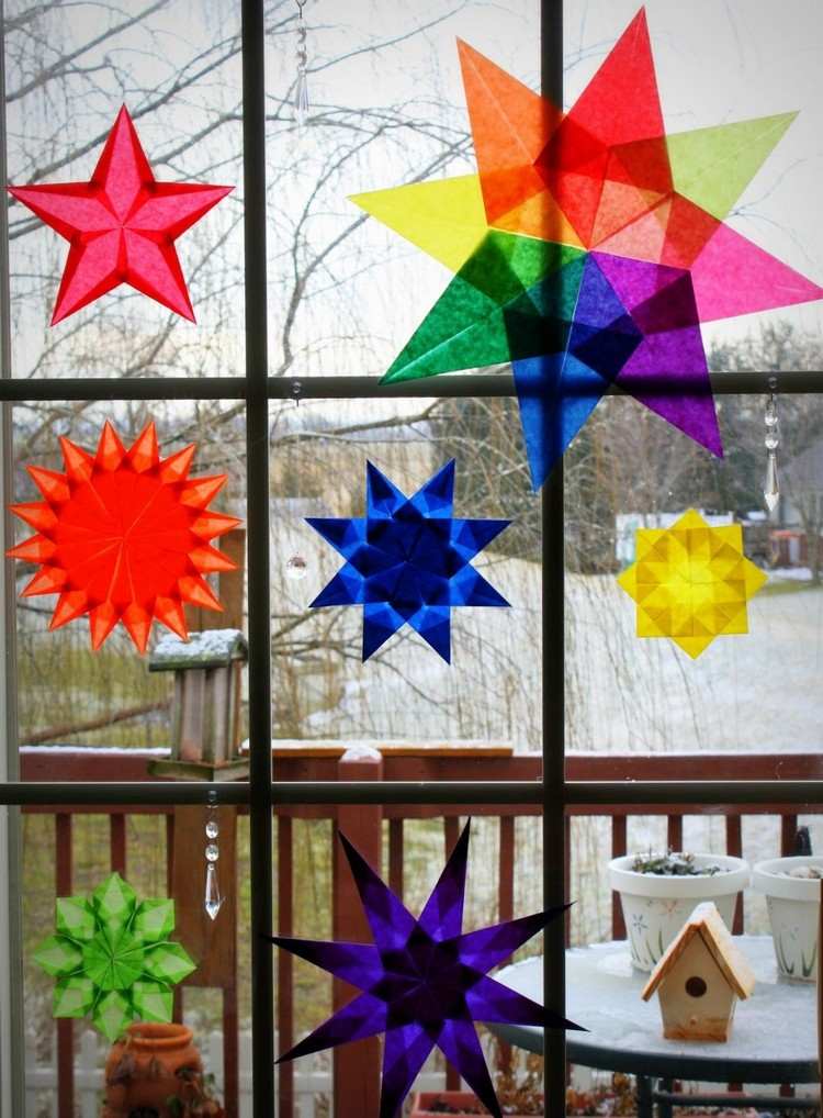 juldekoration-fönster-stjärnor-färgglada-transparenta-pappersvikt
