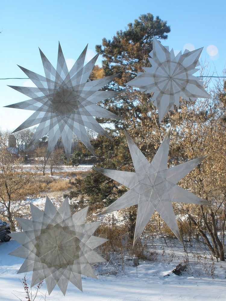 jul-dekoration-fönster-stjärnor-vit-snö-utsida
