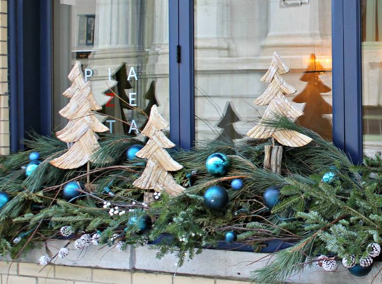 Juldekoration fönsterbrädan utanför ordnar hantverksidéer för julgran av trä och blå julkulor i blomlådan
