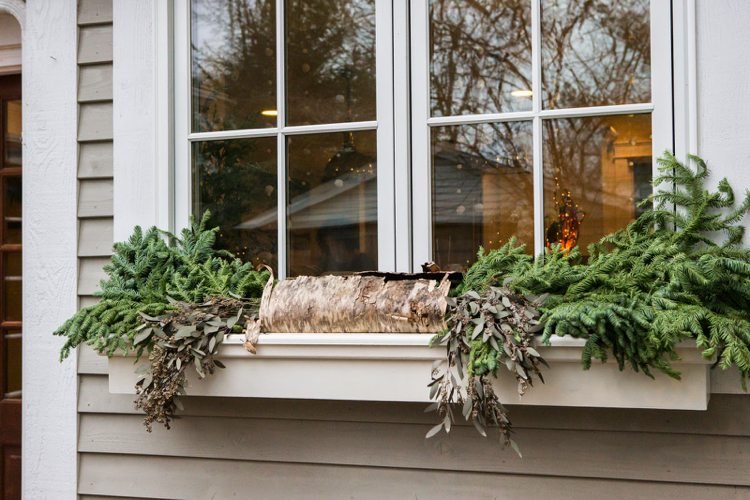 Juldekoration dekorera fönsterbrädan puristiskt utan en blomlåda Idéer för vinterdekoration med naturmaterial för utsidan