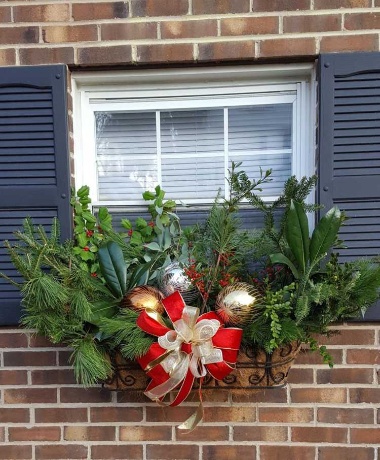 Juldekoration Windowsill utanför, blomsterlåda dekorera till jul med röd rosett och julkulor