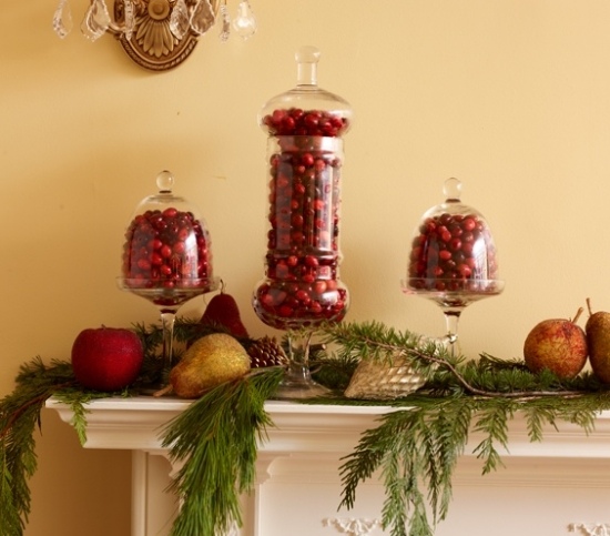 Juldekorationer gör glas bonbonniere röda bär mantel