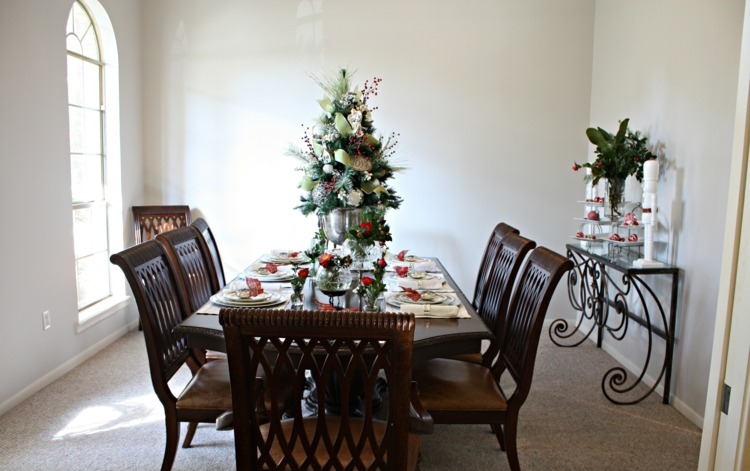jul dekoration matsal enkelt arrangemang bord frodigt mörkt trä