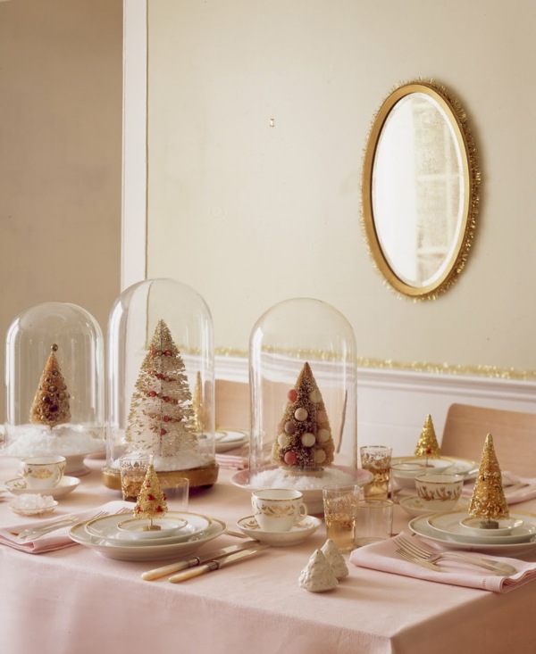 Idéer-till-jul-dekorationer-i-matsalen-gyllene-accenter-små-jul-träd