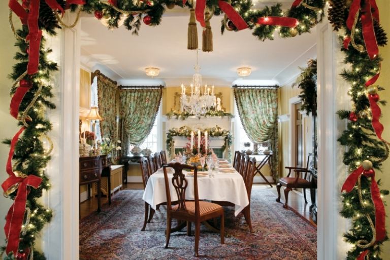 Juldekorationer festlig matsal krans gardiner matbord spis
