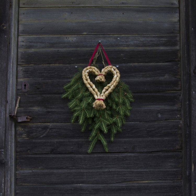 jul-dekoration-trädgård-idéer-dörr-krans-moderna-grenar-halm-hjärta