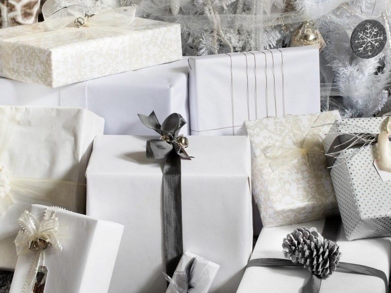 Juldekoration-silver-gåvor-båge-klockor-kottar