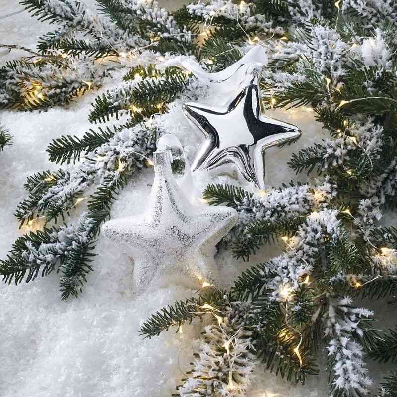 Juldekoration i silverstjärna konstgjorda snöidéer sagoljus