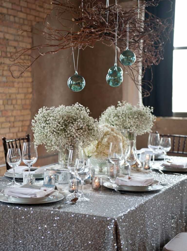 juldekoration i silver bordsduk glamour vit bukett blommor bollar grönt