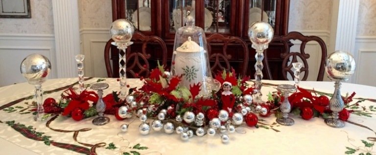 juldekoration i silverröda bollar bordsdekoration glasklocka