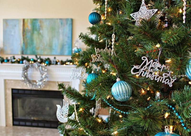 Juldekoration-silver-julgran-idéer-blå-boll-dekorera