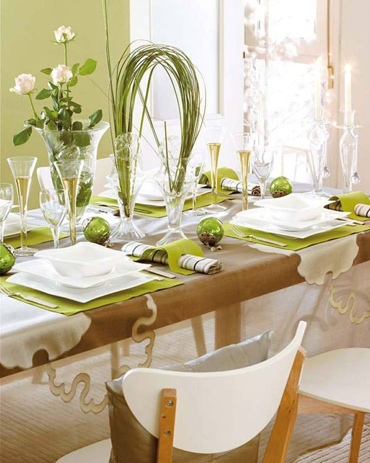 Julpynt i grönt och vitt, porslin, rosor, bordsmattor