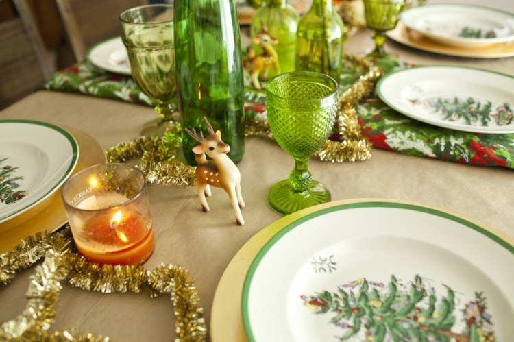 juldekoration i grönt och vitt bordsdekoration glasögon lyktor kransar tallrikar