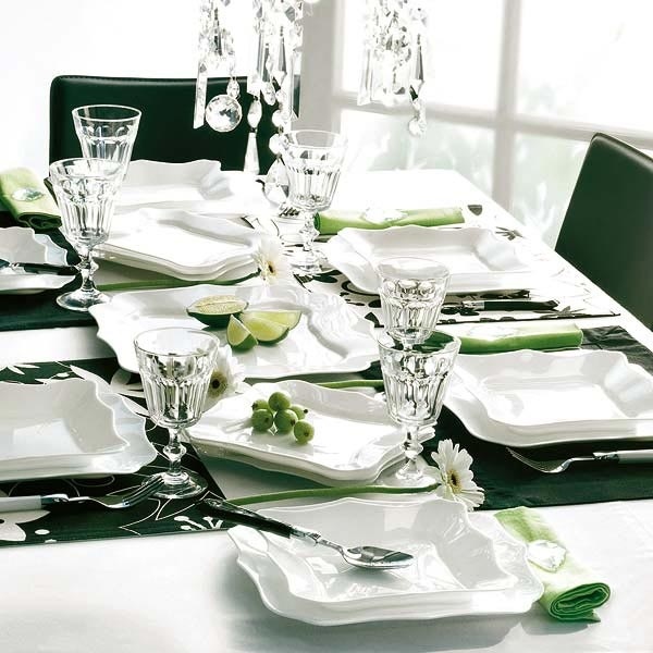 Juldekoration i vitt och grönt bordsinredningsbord
