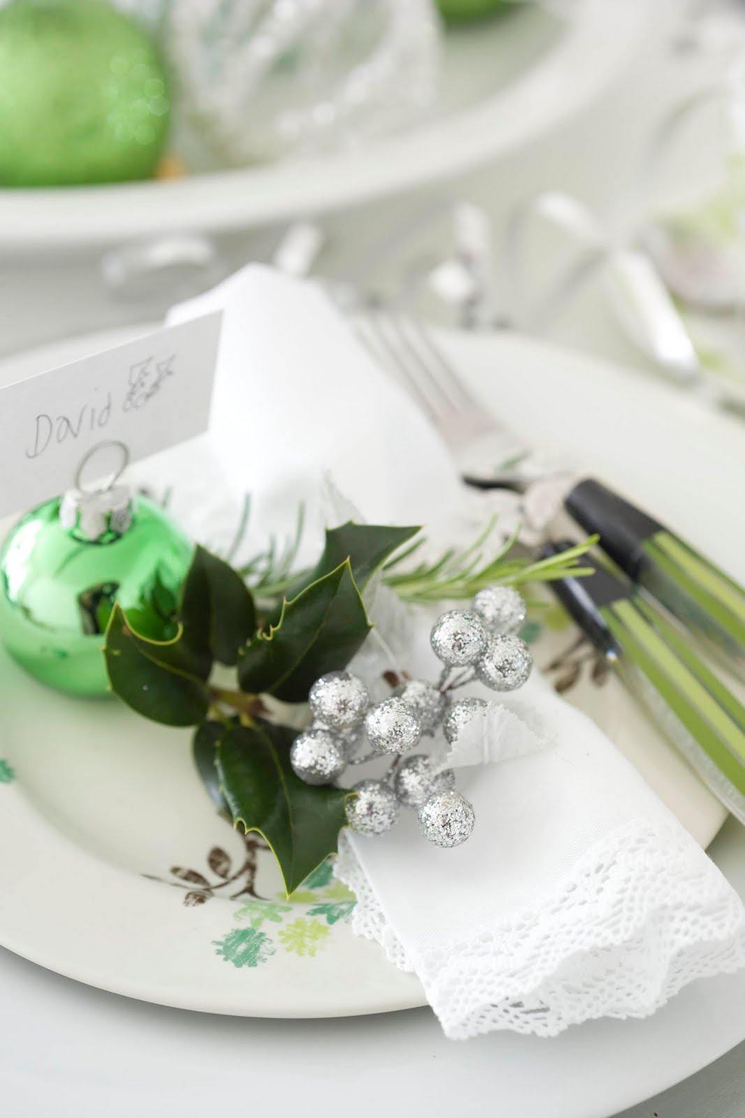 Julbord dekoration vit grön plats kort silver bär gren