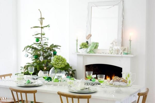 Juldekoration vitt grönt bord hortensia Julgransdekorationer