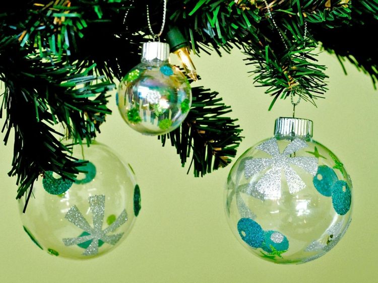 juldekorationer i gröna och vita julgranskulor motivglasgrenar