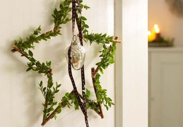 Dekorativ krans stjärnformat hantverk till julgranarna i adventsträdgrenarna mistelklocka