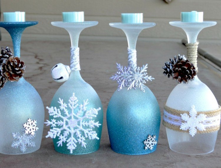 juldekoration med vinglas romantisk islook blå vit ombre matt snöflingor