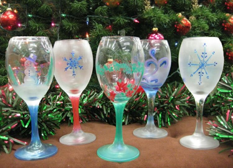 juldekoration med vinglas design färg pastell motiv snöflinga snögubbe