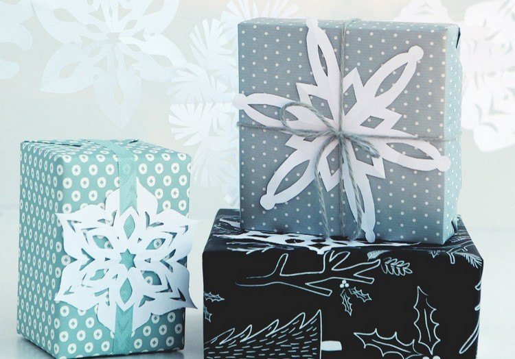 Julpynt-gör-det-själv-gör-presenter-inslag-papper-snöflingor