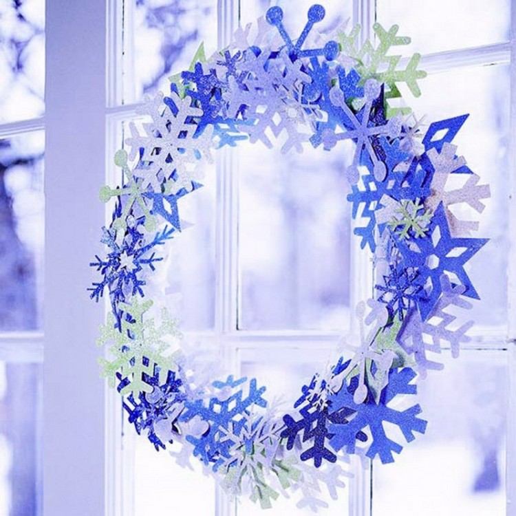 juldekorationer-gör-det-själv-papper-snöflingor-krans-fönsterdekoration