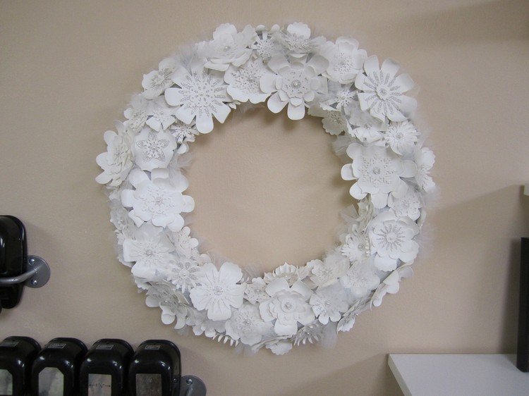 juldekorationer-gör-det-själv-pyssel-papper-krans-blommor-snöflinga-fjädrar