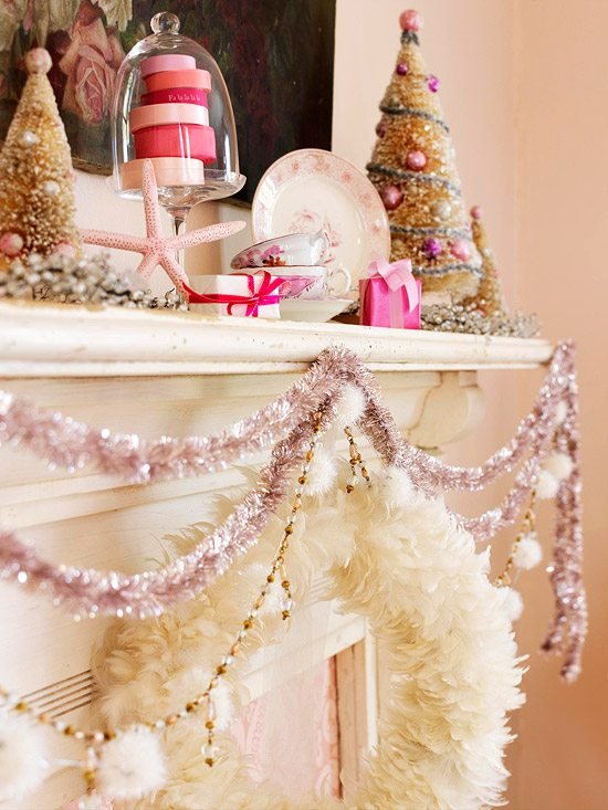 juldekoration mantelpiece girlander rosa glittrande kedjor fjädrar krans