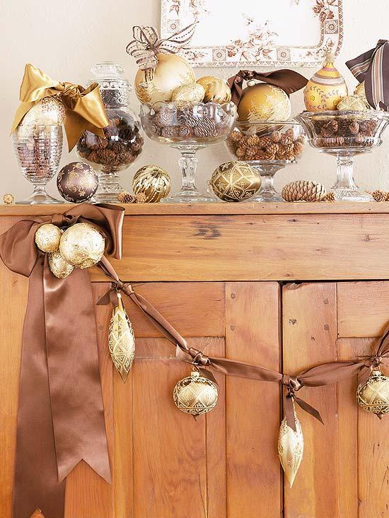 gör det själv juldekorationer kransar gyllene ornament satin rosett