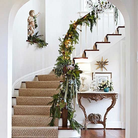 juldekorationer och idéer fir garland fairy lights trappräcken