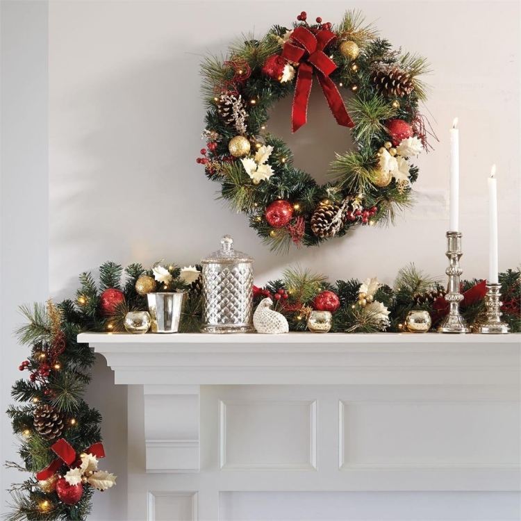 juldekoration-idéer-kransar-drapering-mantelpiece-krans-ädla-ljusstakar-juldekorationer
