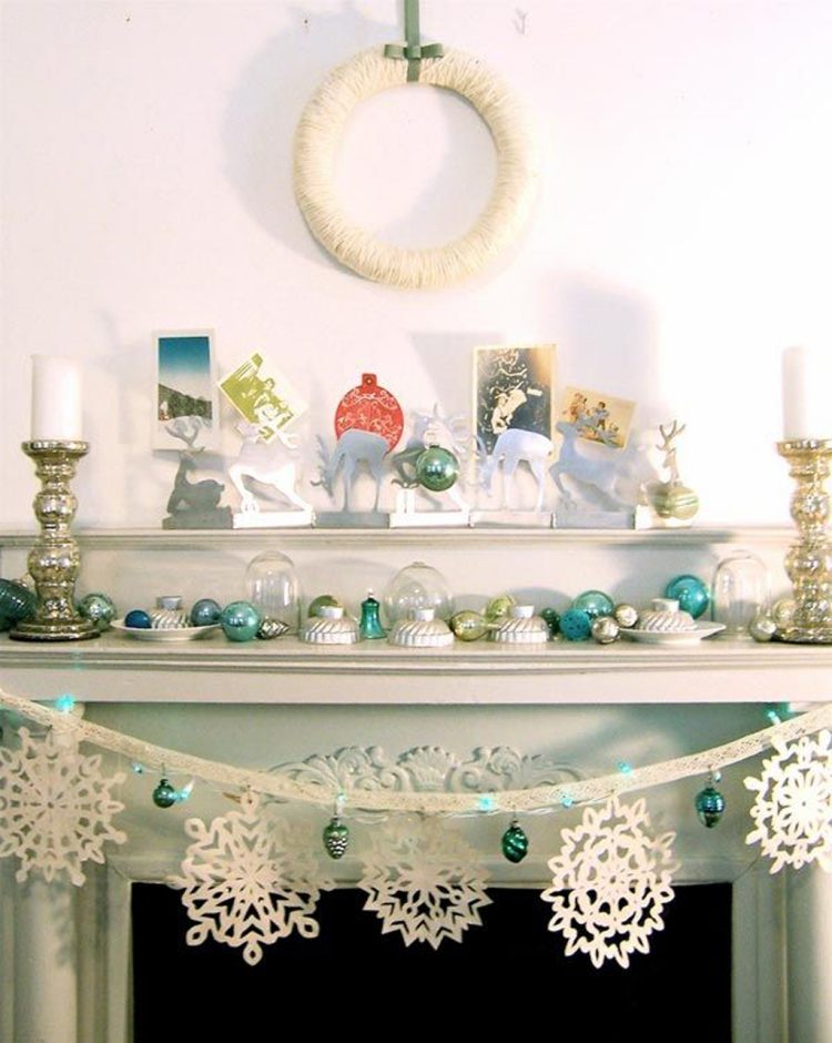 juldekoration-idéer-kransar-drapering-mantelpiece-vit-snöflingor-blå