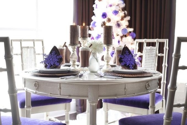 Juldekorationsbord lila vitt silverljus ljusstake