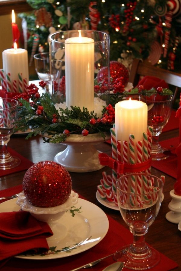 Julbord dekorationer röda ljus godis käppar staket