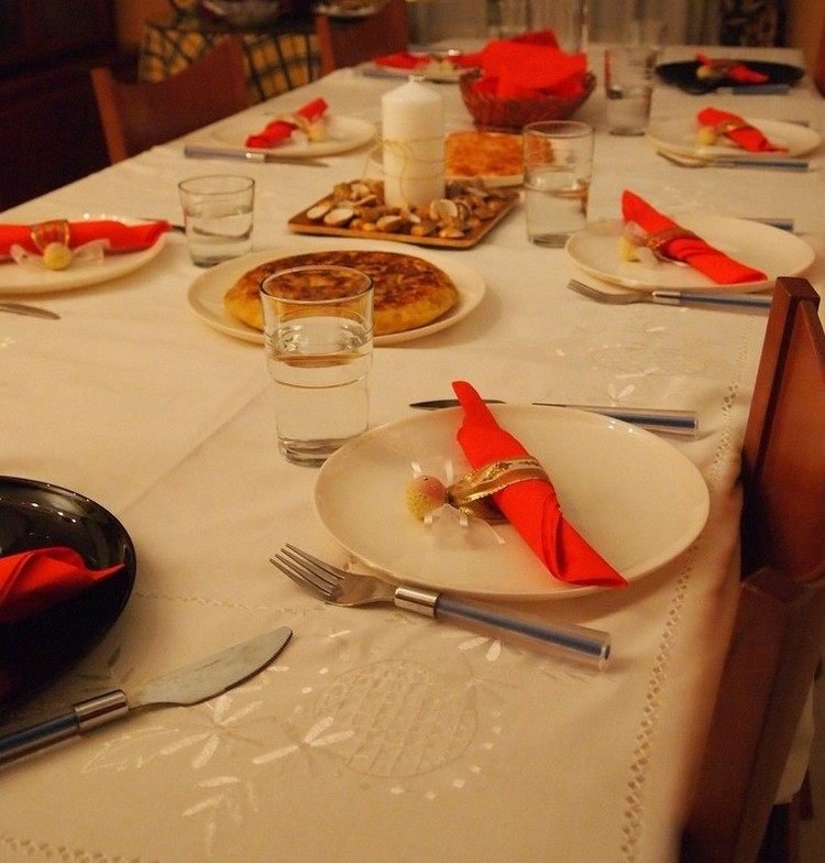 jul-dekoration-att-ge-idéer-bord-dekoration-röd-servett-ängel-servett-ring