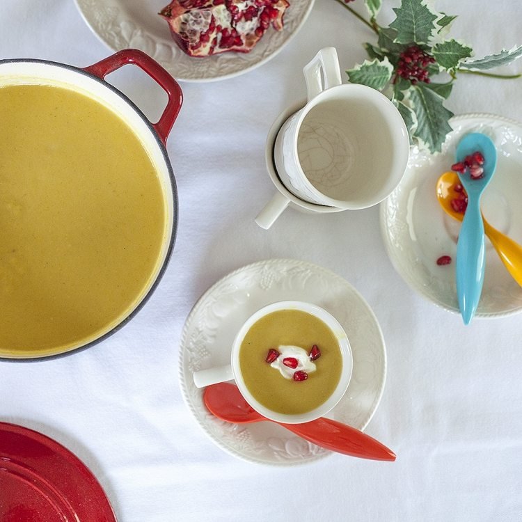 jul-middag-idéer-enkel-meny-soppa-pumpasoppa-servering-granatäpple-bord
