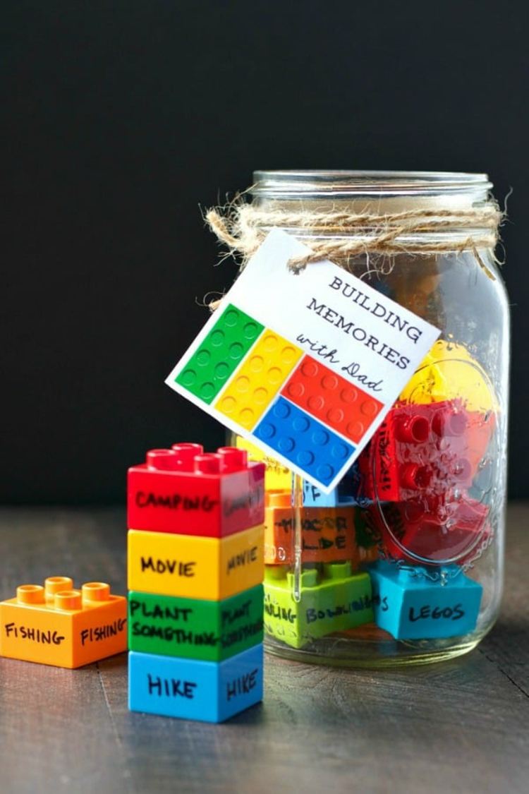 Färgglada Lego -etikett med aktiviteter för far och barn