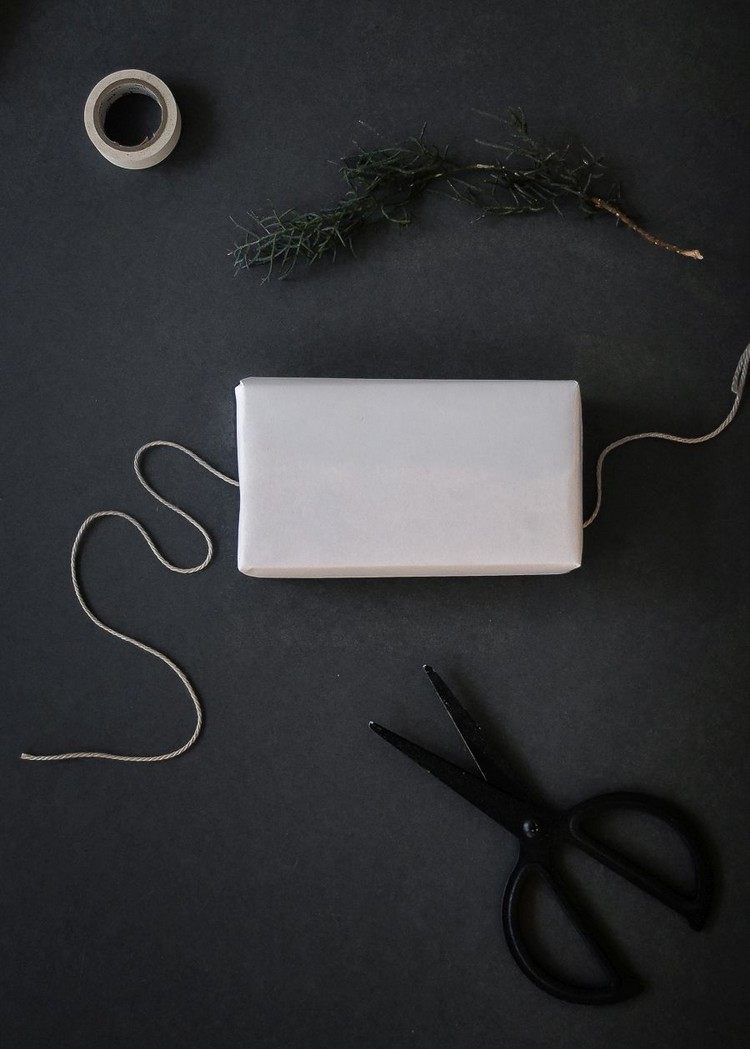 Julklappsinpackning-instruktioner-vanligt-färgat-papper-strängbindning