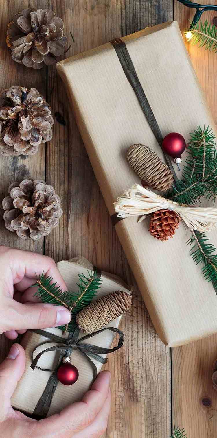 jul-present-inslagning-idéer-kraft-papper-raffia-band-zwiege-kottar-röd-boll