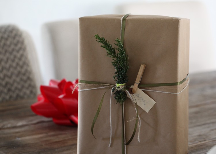 jul-present-inslagning-idéer-kraft-papper-anteckningar-mini-trä klädnypor