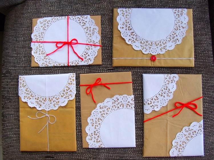 jul-present-inslagning-idéer-kraft-papper-doilies-röd-sträng