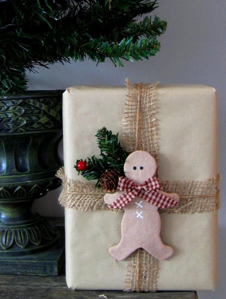 jul-present-inslagning-idéer-brunt-papper-jute-tyg-band-pepparkakor-man-trailer