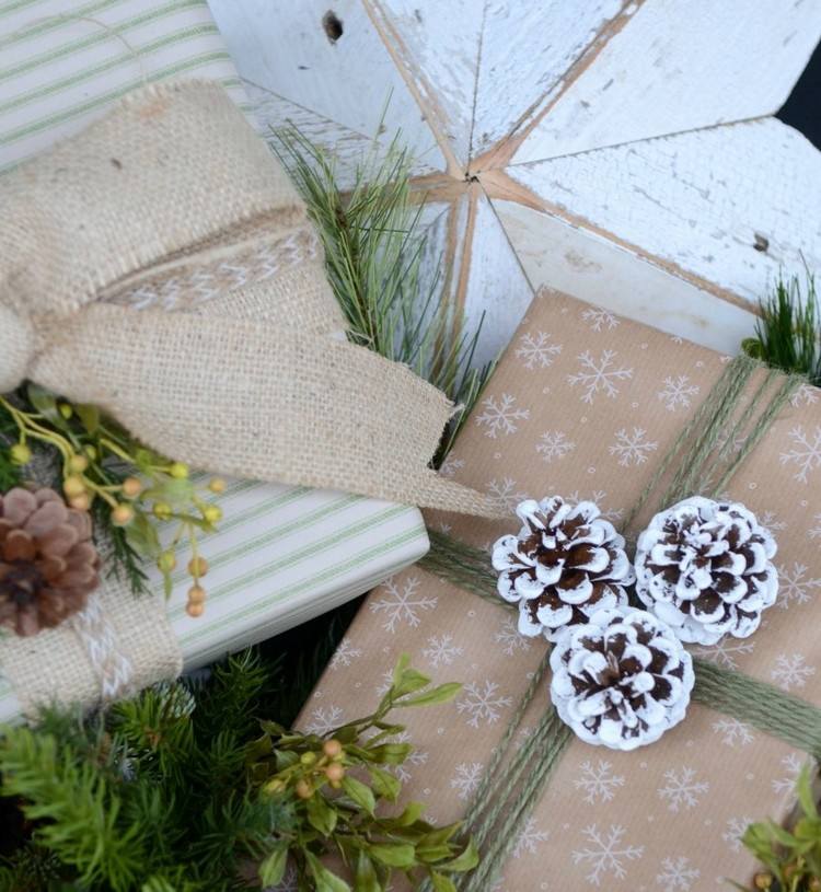 julklappar-inslagning-idéer-kraft-papper-grön-scnur-wiess-målade kottar