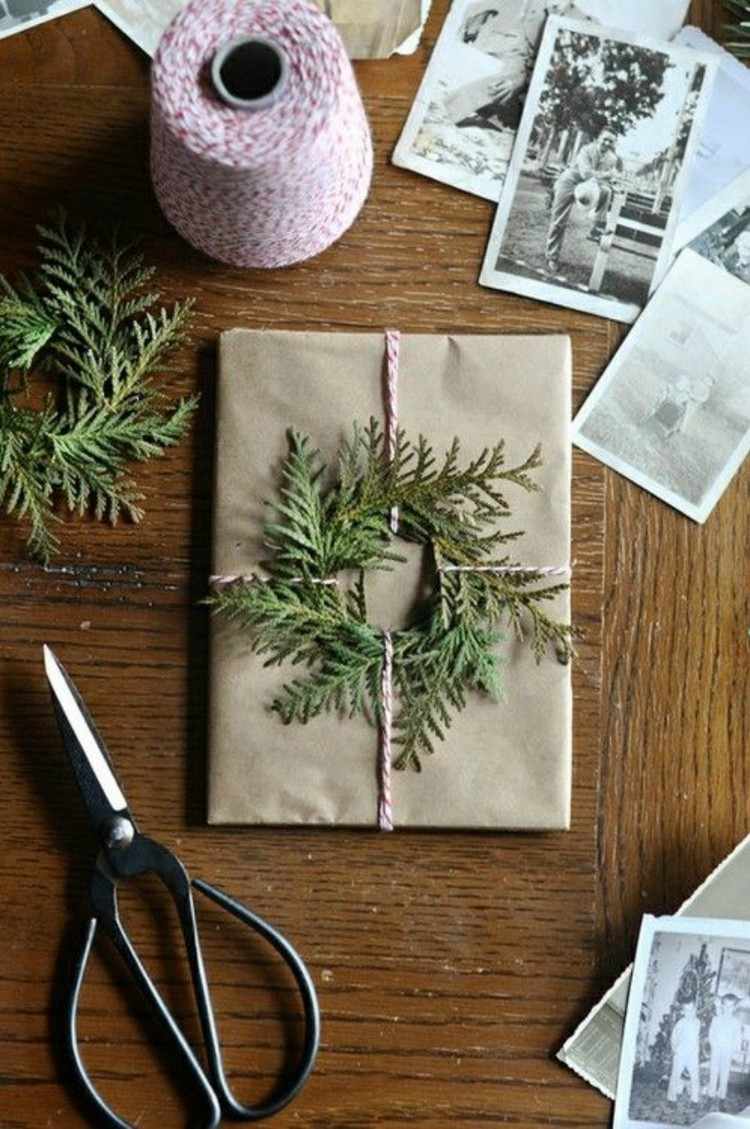 jul-present-inslagning-idéer-kraft-papper-vintergröna-gran-grenar