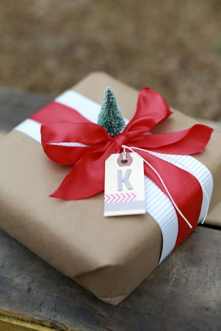 jul-present-inslagning-idéer-kraft-papper-rött-band-mini-gran-träd-pensel