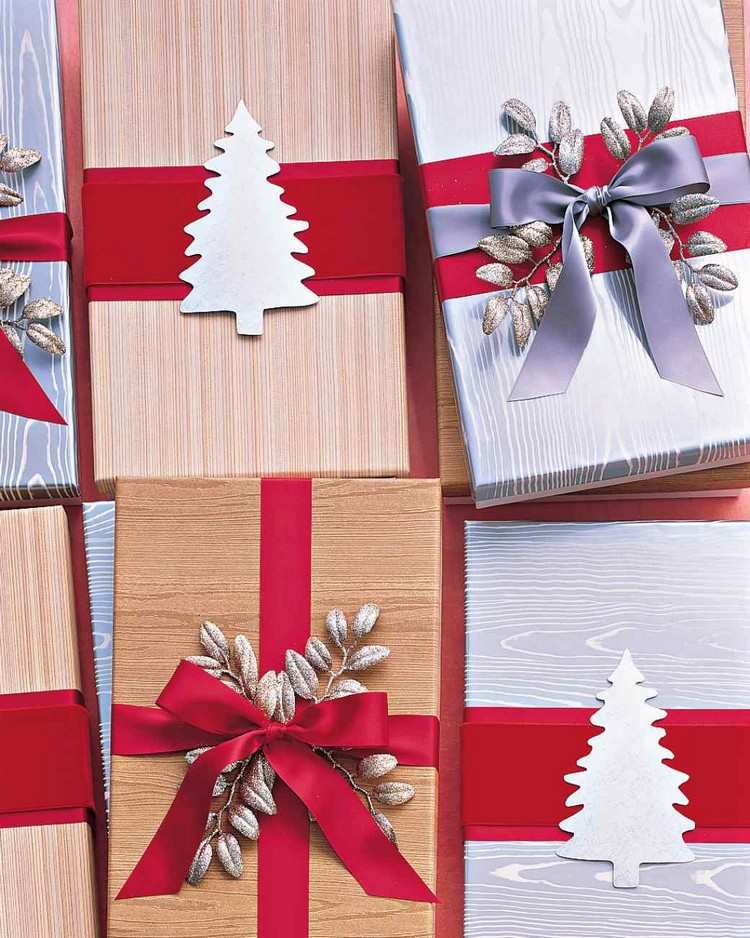 jul-present-inslagning-idéer-rött-band-dekorativa-gyllene-grenar