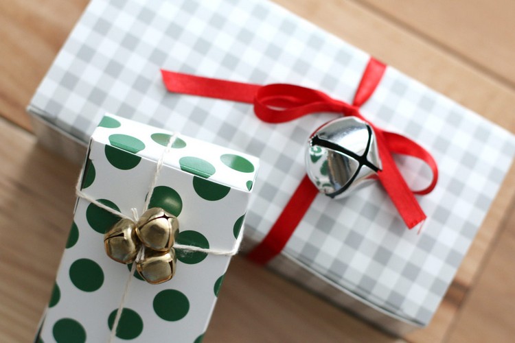 julklappar-inslagning-idéer-bindning-jul-klockor