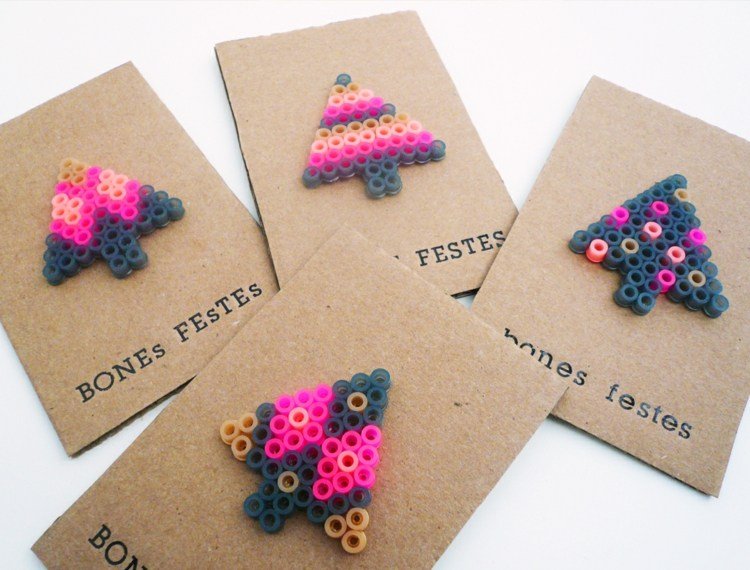 julkort med perler pärlor design färgade julgranar