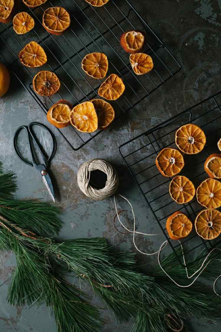 Apelsinskivor, torkade grangrenar, pyssel med julkort